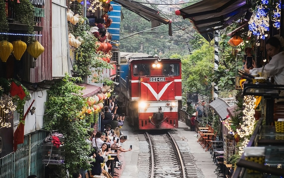 The perfect half-day Hanoi itinerary: Train street, head spa, and local dining